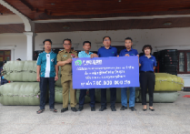 云垦云橡公司向老挝南塔省政府捐赠3亿基普救灾物资